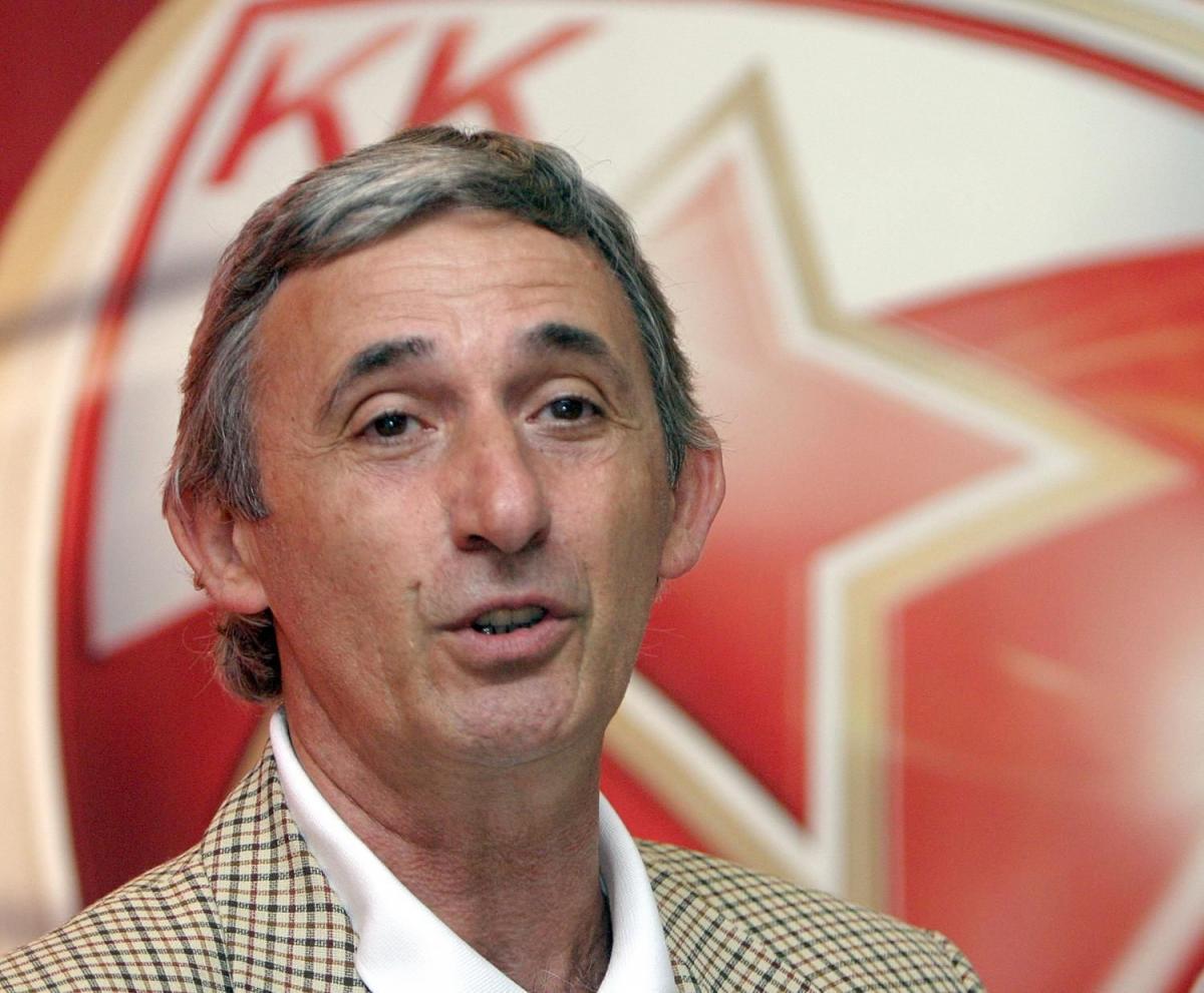 ПРСветислав Пешић, нови-Светислав Пешић, нови-стари тренер КК Црвена Звездастари тренер КК Црвена ЗвездаЕД велиПРЕД великим бројем новинара, али и симпатизера клуба, који су буквално окупирали прес салу на Малом Калемегдану, промовисан је нови тренер Црвене звезде Београд Светислав Пешић. Трофејни стручњак, као и ново руководство, дочекани су громким аплаузом. Јавности се најпре обратио први човек клуба Небојша Човић: - Честитам Црвеној звезди и целој Звездиној породици што је успела да добије оваквог тренера. Клуб са оваквим пристилацима, који има овакве ресурсе, заслужује да има и овако компетентна кадровска решења и мислим да смо у том делу направили први корак. Веома сам срећан што смо се договорили са Пешићем да у целом систему буде шеф струке. Он ће бити неприсконовено слушан и од стране играче, али и осталих тренера, комплетно по вертикали. Демократија је добра и она ће бити примењена, али спорт тражи врло јасну организацију и опредељења у смислу овлашћења и одговрности – рекао је Човић. Председник клуба презентовао је и основне приоритете у будућем раду: - Главни приоритет ће нам бити први тим, а потом јуниорска екипа, јер се ради о веома талентованим момцима, а трећи приоритет биће ојачавање свих млађих категорија и ширење мреже, јер морамо да мислимо на будућност. Следећи приритет нам је Раднички баскет у коме ће се кроз Кошаркашку лигу Србије разигравати наши играчи које ћемо на тај начин припремати за први тим. У организацијом смилсу наш приоритет је свакако реорганизација и реструктурирање. Неке помаке већ имамо. Важан помак је и у том делу да нас је Спортско друштво Црвена звезда подржало, да је и КСС недвосмислено исказао подршку целом пројекту, а да смо писмену подршку добили и од највећих поверилаца. Такође, са две менаџерске агенције смо направили договор и добили написмено отписивање њихових потраживања. И тренер Пешић се определио за отписивање одређених дуговања, а поводом исте ствари имамо сагласност једног броја играча међу којима је и наш нови капитен Вук Радивојевић. Са тим концептом ћемо наставити и даље, како бисмо дошли до финансијских решења за успешно извршење реорганизације – кратко је застао Човић и додао: - У првој години немам намеру да се оптерећујем такмичарским резултатима, али када погледате слику људи који седе овде, онда и сами можете да закључите да то нису људи који ће подвијати главу и који неће бити амбициозни. Бићемо амвициозни у духу имена и презимена клуба, само вас молим да имамо довољно стрпљења јер полазимо из доста тешке и компликоване ситуације. Не плашимо је се и мислимо да можемо да је решимо, али ако имамо мир у својој кући биће нам много лакше. Биће много изазова. Данас је сунчан дан, али биће и облака, кише, ветрова, и олуја али имамо доста компетентности да разбијамо све облаке који нас окружују, пријатељске и непријатељске. Ово је спорт све друге клубове гледам као ривале и према њима ћу се односити спортски – констатовао је Човић. Нови шеф стручног штаба Светиослав Пешић захвалио се на топлој добродошлици и потом је рекао. - Волим да започете послове приведем крају, па то исто важи и за Звезду. Знате да сам био овде, да је то била одлична година. Ја сам уживао и због тога сам желео да наставим. То се и деслио и због тога сам срећан. Сваког тренера у Европи може да заинтригира овакав пројекат. Ја сам са Небојшом Човићем ранијих година много разговарао, не само о Звезди и ФМП-у, већ о српској кошарци, како је унапредити. Ја волим да пуно ствари легне на своје место па да онда могу да носим одговорност, пре свега према себи и мојој каријери. Нисам на почетку, надам се да нисам ни на крају тренерске каријере, а овакав пројекат мене мотивише и сигуран сам да ћу имати довољно снаге да све око себе мотивишем, да направим уређен концепт са врхунским резултатима ако је могуће. Али, они не долазе преко ноћи. Ја то морам да кажем пре свега због наших навијача. Врхунски резултати се стврају, а ми смо ту да наше знање и искуство ставимо у ту функцију. Пешић је потом открио свој највећи мотив за рад у Звезди: - То су пре свега млади играчи. Стварање младих играча и њихово претаварање у квалитет је оно што мене посебно мотивише и даје ми наду да ћемо да правимо врхуснки резултат са Звездом, али и врхунске играче за српску кошарку. Пешић је затим додао: - Кад радите дуго у иностранству, као што је то са мном случај, схватите колико је важна ова наша Србија и српска кошарка. То стварно тако мислим и мени је велико признање и задовољство што ћу да живим и радим у земљи у којој сам рођен. Желим да правимо нове играче и да нам сви завиде на томе. Сви смо ми ту пре свега због кошарке, а ако можемо да остваримо и неке победе то нам неће бити мрско. Захваљујем се председнику Човићу на поверењу и навијачима на подршци, а ја сам спреман максимално да дам оно што најбоље умем. О новим појачањима Пешић је рекао: - Разговарали смо на ту тему, али морам да кажем да нисмо разговарали о неким недостижним појачањима. Причаћемо само о играчима које реално можемо да доведемо. Истина је да агенти зову, сад ће још више да се јавјају кад чују да сам ја тренер. Али, морамо да водимо рачуна, треба да бринемо о нашим младим играчима и која су то појачања која ће њих учинити бољим. Више ствари биће познато када са екипом одрадим неколико тренинга. Изражавам пверење према свим играчима које сада имамо. Сви су у конкуренцији и сви имају прилике да покажу колико могу. Ова година биће тешка, али ова година донеће залог за будућност не само кад у питању резултат првог тима, већ и за све оно што се дешава у тој нашој пирамиди. Ја ћу се посбено посветити малиђим категоријама. Гледао сам сва европска првенства млађих категорија и у геренарувци до 16 година звезда има седам, осам играча који су веома талентовани. Скоро на једном месту нисмо имали толико талентованих играча. Пешић је такође најавио да неће мењати ни једног тренера: - Неће бити нових тренера у стручном штабу. Сви тренери који имају уговор имају подршку поверење па нека с боре, као и ја што сам се борио и нека се изборе – закључио је Пешић. Директор клуба Давор Ристовић истакао је велико задовољство чињеницемо да је постигнута сарадња са Пешићем и додао: - Направили смо велики посао, не само за ових осам дана већ уназад неколико месеци. Али, велики посао нас тек очекује. Морам да истакнем да осећамо невероватну енергију од када је потписан уговор о пословно техничкој сарадњи. Јављају се наши симпатизери из Америке, Египта, момци из партера и они највернији навијачи, и сви једва чекамо да крене сезона. Ипак, веома је битно да имамо стрпљење. Највеће појачање смо довели, Светислава Пешића, а осталим појачањима ћемо разговарати. КСС и СД Црвена звезда и званично подржали пројекат Спортско друштво Црвена звезда и Кошаркашки савез Србије и званично су, у писаној форми, дали сагласност за реализацију пројекта пословно-техничке сарадње КК Црвена звезда и КК ФМП. О томе сведочи и документ Спортског друштва Црвена звезда у коме се каже: „Сагласни смо да се уступи право коришћење бренда Кошаркашког клуба Црвена звезда кошаркашком клубу ФМП – Београд, како је предвиђено Споразумом који је усвојен на седници Скупшине КК Црвена звезда, одржане 12. Августа 2011. године. Кошаркашки савез Србије био је детаљно информисан о проблемима у раду клуба, а у званичном допису који је дошао из српске Куће кошарке стоји: „С обзиром, да је у питању високотрофејни клуб са завидном репутацијом,, не само у Србји већ и у региону, мишљења смо да је неопходна веома брза акција у санацији клуба, те подржавамо све активности у складу са важећим законским прописима, који ће довести до финансијске санације и одржавања и постизања бојих спортских резултата. КК Црвена звезда добио ново руководство Кошаркашки клуб Црвена звезда добио је ново руководство. На изборној Скупштини на којој је било присутно 184 делегата за новог председника именован је Небојша Човић, док ће функцију председника Скупштине обављати Живорад Анђелковић. Именовани су чланови Надзорног одбора и Дисциплинске комисије као и шест чланова Председништва. Такође, по завршетку изборне, одржана је и прва седница Скупштине клуба у новом сазиву која ће убудуће бројати 35 чланова, на којој је усвојен план и програм реорганизације и реструктуирања клуба који укључује стратешку сарадњу са ФМП-ом. То подразумева да ће ФМП променити име у КК Црвена звезда Београд, обухватаће све играче оба клуба, а први тим такмичиће се у НЛБ лиги. За менаџера за реорганизацију и реструктуирање Црвене звезде именован је Мирко Павловић.ким бројем новинара, али и симпатизера клуба, који су буквално окупирали прес салу на Малом Калемегдану, промовисан је нови тренер Црвене звезде Београд Светислав Пешић. Трофејни стручњак, као и ново руководство, дочекани су громким аплаузом. Јавности се најпре обратио први човек клуба Небојша Човић: - Честитам Црвеној звезди и целој Звездиној породици што је успела да добије оваквог тренера. Клуб са оваквим пристилацима, који има овакве ресурсе, заслужује да има и овако компетентна кадровска решења и мислим да смо у том делу направили први корак. Веома сам срећан што смо се договорили са Пешићем да у целом систему буде шеф струке. Он ће бити неприсконовено слушан и од стране играче, али и осталих тренера, комплетно по вертикали. Демократија је добра и она ће бити примењена, али спорт тражи врло јасну организацију и опредељења у смислу овлашћења и одговрности – рекао је Човић. Председник клуба презентовао је и основне приоритете у будућем раду: - Главни приоритет ће нам бити први тим, а потом јуниорска екипа, јер се ради о веома талентованим момцима, а трећи приоритет биће ојачавање свих млађих категорија и ширење мреже, јер морамо да мислимо на будућност. Следећи приритет нам је Раднички баскет у коме ће се кроз Кошаркашку лигу Србије разигравати наши играчи које ћемо на тај начин припремати за први тим. У организацијом смилсу наш приоритет је свакако реорганизација и реструктурирање. Неке помаке већ имамо. Важан помак је и у том делу да нас је Спортско друштво Црвена звезда подржало, да је и КСС недвосмислено исказао подршку целом пројекту, а да смо писмену подршку добили и од највећих поверилаца. Такође, са две менаџерске агенције смо направили договор и добили написмено отписивање њихових потраживања. И тренер Пешић се определио за отписивање одређених дуговања, а поводом исте ствари имамо сагласност једног броја играча међу којима је и наш нови капитен Вук Радивојевић. Са тим концептом ћемо наставити и даље, како бисмо дошли до финансијских решења за успешно извршење реорганизације – кратко је застао Човић и додао: - У првој години немам намеру да се оптерећујем такмичарским резултатима, али када погледате слику људи који седе овде, онда и сами можете да закључите да то нису људи који ће подвијати главу и који неће бити амбициозни. Бићемо амвициозни у духу имена и презимена клуба, само вас молим да имамо довољно стрпљења јер полазимо из доста тешке и компликоване ситуације. Не плашимо је се и мислимо да можемо да је решимо, али ако имамо мир у својој кући биће нам много лакше. Биће много изазова. Данас је сунчан дан, али биће и облака, кише, ветрова, и олуја али имамо доста компетентности да разбијамо све облаке који нас окружују, пријатељске и непријатељске. Ово је спорт све друге клубове гледам као ривале и према њима ћу се односити спортски – констатовао је Човић. Нови шеф стручног штаба Светиослав Пешић захвалио се на топлој добродошлици и потом је рекао. - Волим да започете послове приведем крају, па то исто важи и за Звезду. Знате да сам био овде, да је то била одлична година. Ја сам уживао и због тога сам желео да наставим. То се и деслио и због тога сам срећан. Сваког тренера у Европи може да заинтригира овакав пројекат. Ја сам са Небојшом Човићем ранијих година много разговарао, не само о Звезди и ФМП-у, већ о српској кошарци, како је унапредити. Ја волим да пуно ствари легне на своје место па да онда могу да носим одговорност, пре свега према себи и мојој каријери. Нисам на почетку, надам се да нисам ни на крају тренерске каријере, а овакав пројекат мене мотивише и сигуран сам да ћу имати довољно снаге да све око себе мотивишем, да направим уређен концепт са врхунским резултатима ако је могуће. Али, они не долазе преко ноћи. Ја то морам да кажем пре свега због наших навијача. Врхунски резултати се стврају, а ми смо ту да наше знање и искуство ставимо у ту функцију. Пешић је потом открио свој највећи мотив за рад у Звезди: - То су пре свега млади играчи. Стварање младих играча и њихово претаварање у квалитет је оно што мене посебно мотивише и даје ми наду да ћемо да правимо врхуснки резултат са Звездом, али и врхунске играче за српску кошарку. Пешић је затим додао: - Кад радите дуго у иностранству, као што је то са мном случај, схватите колико је важна ова наша Србија и српска кошарка. То стварно тако мислим и мени је велико признање и задовољство што ћу да живим и радим у земљи у којој сам рођен. Желим да правимо нове играче и да нам сви завиде на томе. Сви смо ми ту пре свега због кошарке, а ако можемо да остваримо и неке победе то нам неће бити мрско. Захваљујем се председнику Човићу на поверењу и навијачима на подршци, а ја сам спреман максимално да дам оно што најбоље умем. О новим појачањима Пешић је рекао: - Разговарали смо на ту тему, али морам да кажем да нисмо разговарали о неким недостижним појачањима. Причаћемо само о играчима које реално можемо да доведемо. Истина је да агенти зову, сад ће још више да се јавјају кад чују да сам ја тренер. Али, морамо да водимо рачуна, треба да бринемо о нашим младим играчима и која су то појачања која ће њих учинити бољим. Више ствари биће познато када са екипом одрадим неколико тренинга. Изражавам пверење према свим играчима које сада имамо. Сви су у конкуренцији и сви имају прилике да покажу колико могу. Ова година биће тешка, али ова година донеће залог за будућност не само кад у питању резултат првог тима, већ и за све оно што се дешава у тој нашој пирамиди. Ја ћу се посбено посветити малиђим категоријама. Гледао сам сва европска првенства млађих категорија и у геренарувци до 16 година звезда има седам, осам играча који су веома талентовани. Скоро на једном месту нисмо имали толико талентованих играча. Пешић је такође најавио да неће мењати ни једног тренера: - Неће бити нових тренера у стручном штабу. Сви тренери који имају уговор имају подршку поверење па нека с боре, као и ја што сам се борио и нека се изборе – закључио је Пешић. Директор клуба Давор Ристовић истакао је велико задовољство чињеницемо да је постигнута сарадња са Пешићем и додао: - Направили смо велики посао, не само за ових осам дана већ уназад неколико месеци. Али, велики посао нас тек очекује. Морам да истакнем да осећамо невероватну енергију од када је потписан уговор о пословно техничкој сарадњи. Јављају се наши симпатизери из Америке, Египта, момци из партера и они највернији навијачи, и сви једва чекамо да крене сезона. Ипак, веома је битно да имамо стрпљење. Највеће појачање смо довели, Светислава Пешића, а осталим појачањима ћемо разговарати. КСС и СД Црвена звезда и званично подржали пројекат Спортско друштво Црвена звезда и Кошаркашки савез Србије и званично су, у писаној форми, дали сагласност за реализацију пројекта пословно-техничке сарадње КК Црвена звезда и КК ФМП. О томе сведочи и документ Спортског друштва Црвена звезда у коме се каже: „Сагласни смо да се уступи право коришћење бренда Кошаркашког клуба Црвена звезда кошаркашком клубу ФМП – Београд, како је предвиђено Споразумом који је усвојен на седници Скупшине КК Црвена звезда, одржане 12. Августа 2011. године. Кошаркашки савез Србије био је детаљно информисан о проблемима у раду клуба, а у званичном допису који је дошао из српске Куће кошарке стоји: „С обзиром, да је у питању високотрофејни клуб са завидном репутацијом,, не само у Србји већ и у региону, мишљења смо да је неопходна веома брза акција у санацији клуба, те подржавамо све активности у складу са важећим законским прописима, који ће довести до финансијске санације и одржавања и постизања бојих спортских резултата. КК Црвена звезда добио ново руководство Кошаркашки клуб Црвена звезда добио је ново руководство. На изборној Скупштини на којој је било присутно 184 делегата за новог председника именован је Небојша Човић, док ће функцију председника Скупштине обављати Живорад Анђелковић. Именовани су чланови Надзорног одбора и Дисциплинске комисије као и шест чланова Председништва. Такође, по завршетку изборне, одржана је и прва седница Скупштине клуба у новом сазиву која ће убудуће бројати 35 чланова, на којој је усвојен план и програм реорганизације и реструктуирања клуба који укључује стратешку сарадњу са ФМП-ом. То подразумева да ће ФМП променити име у КК Црвена звезда Београд, обухватаће све играче оба клуба, а први тим такмичиће се у НЛБ лиги. За менаџера за реорганизацију и реструктуирање Црвене звезде именован је Мирко Павловић.