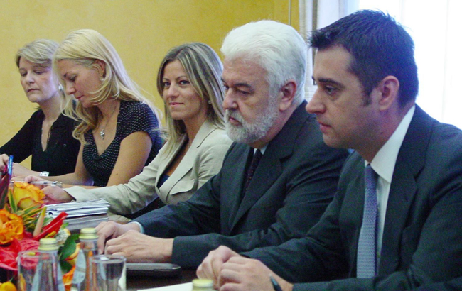 премијер Цветковић са сарадницима на састанку са мисијом ММф-а